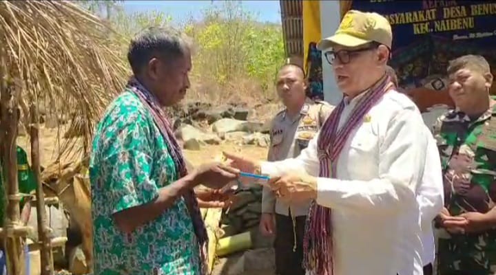 Bupati TTU Serahkan 30 Ekor Sapi Di Desa Benus 