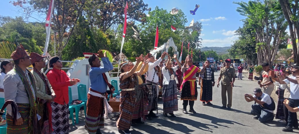 Pelepasan Burung Merpati Awali Karnaval Budaya HUT Ke-101 Kota Kefamenanu 