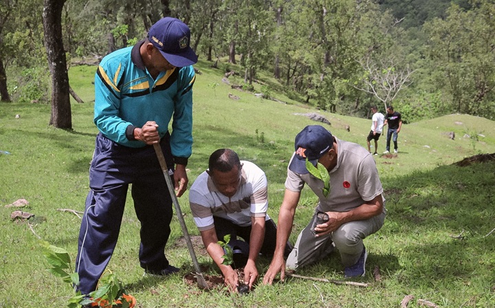 Wakil Bupati TTU dan Uskup Atambua Ajak Masyarakat Tanam Pohon di Bijaelsunan