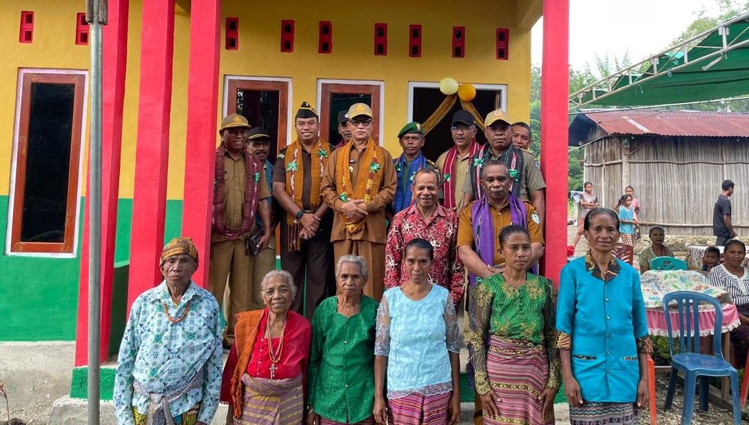 Bupati Serahkan Kunci Rumah Layak Huni di Desa Bijaepasu