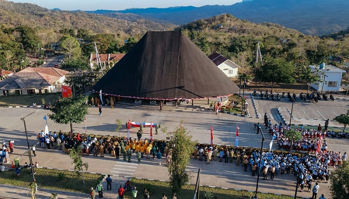 Bupati TTU Pimpin Upacara Pengibaran Bendera Merah Putih di Puncak Tertinggi PLBN Napan