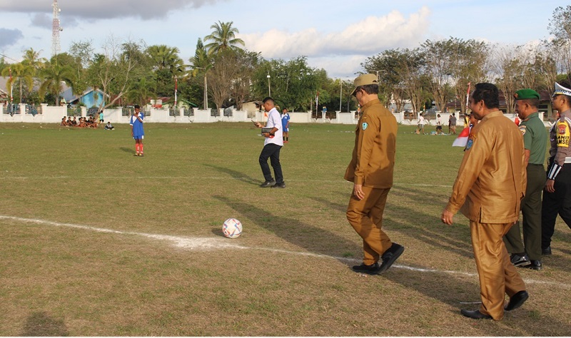 Kick Of Juandi David Tandai Pembukaan Pertandingan Popda III TTU Dalam Rangka HUT RI Ke-79