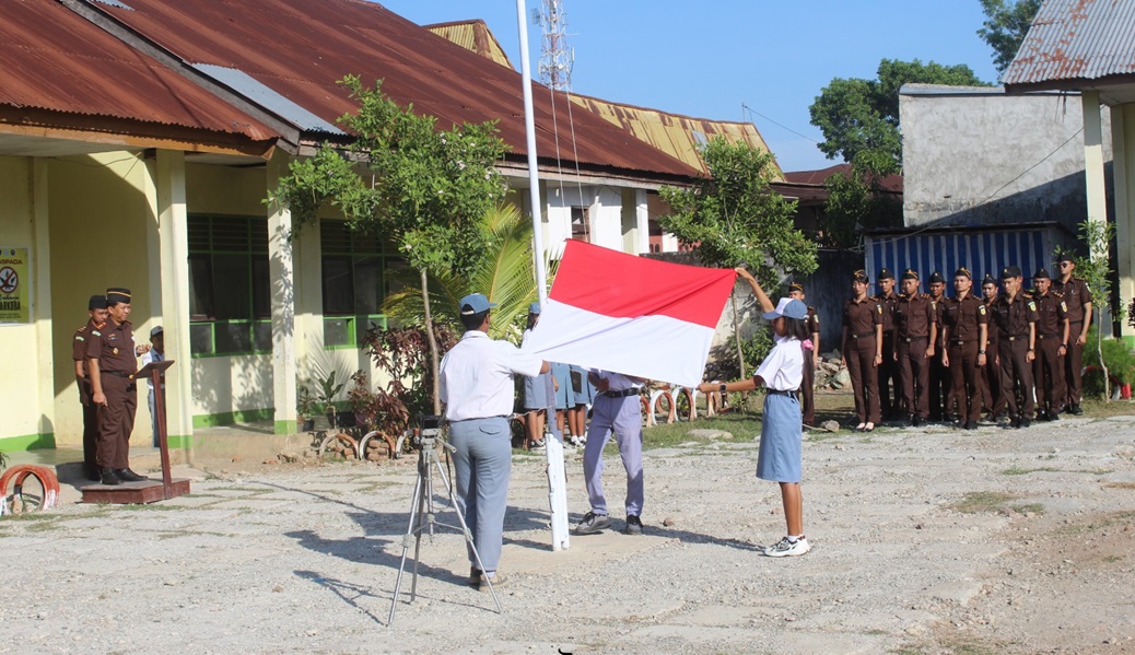 Kejari TTU Pimpin Upacara Bendera di SMA Pelita Karya, Tekankan 9 Prinsip Integritas