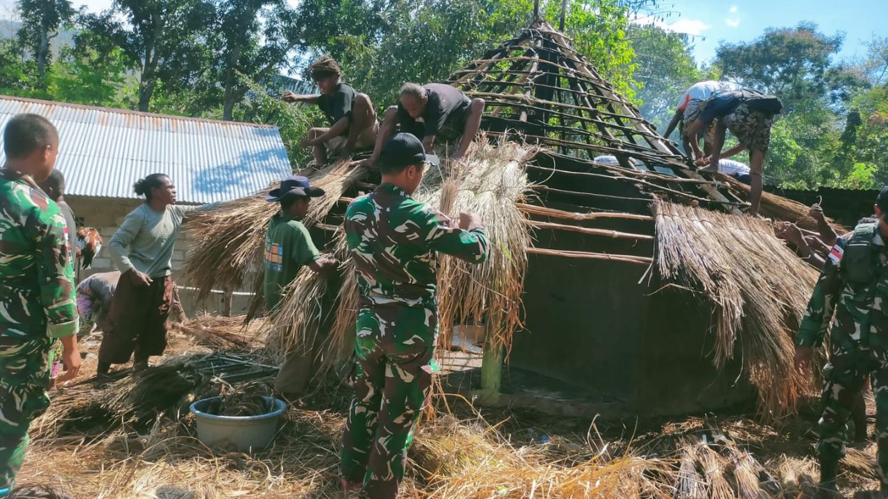 Satgas Pamtas RI-RDTL Pos Manamas Bantu Pembangunan Rumah Adat Warga