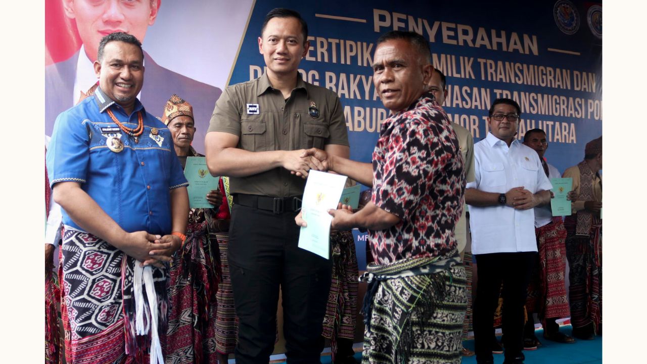 Menko AHY Serahkan SHM Tanah Kepada Penghuni KTM Ponu Kabupaten TTU, Warga : Kami Senang dan Bahagia