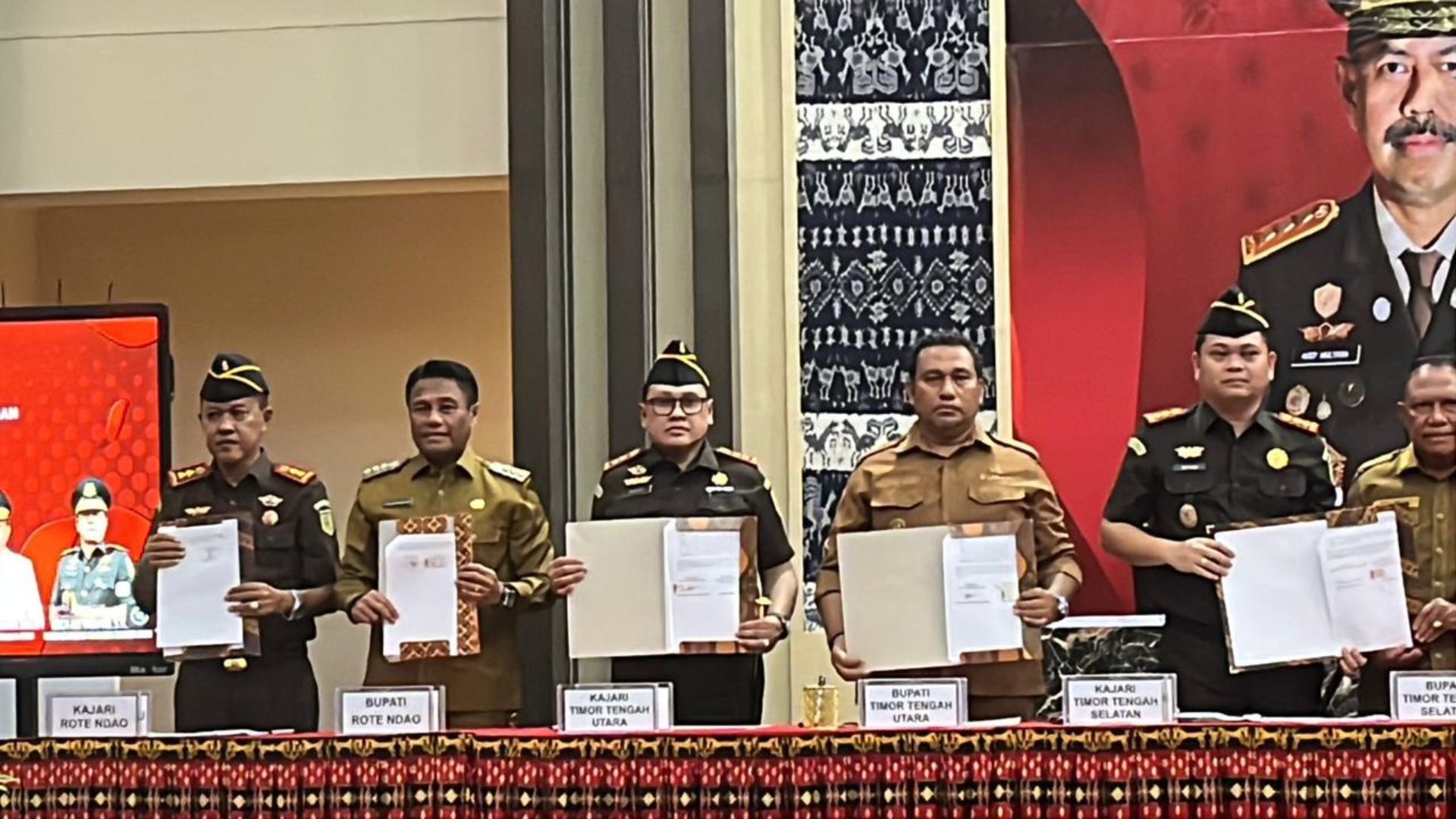 Disaksikan Gubernur NTT, Bupati TTU Resmi Teken PKS Terkait Pidana Kerja Sosial Bersama Kajari TTU