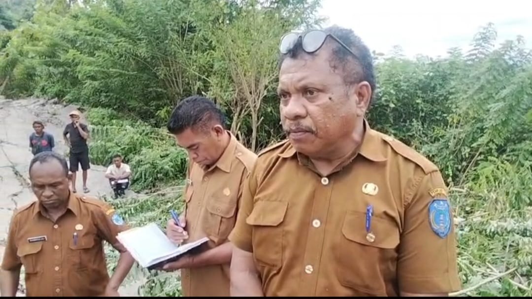 BPBD TTU Bergerak Cepat Tangani Longsor Putus Akses di Noemuti Timur