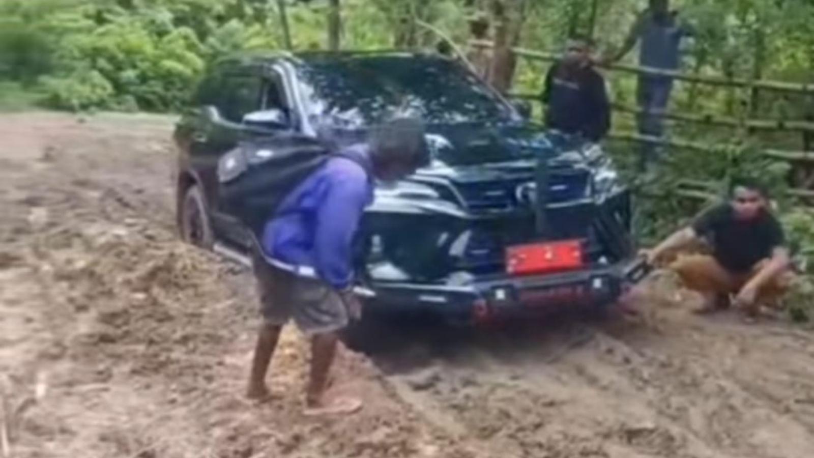 Wabup TTU Terobos Jalan Rusak Parah ke Feotleu, Sempat Naik Motor dan Jalan Kaki