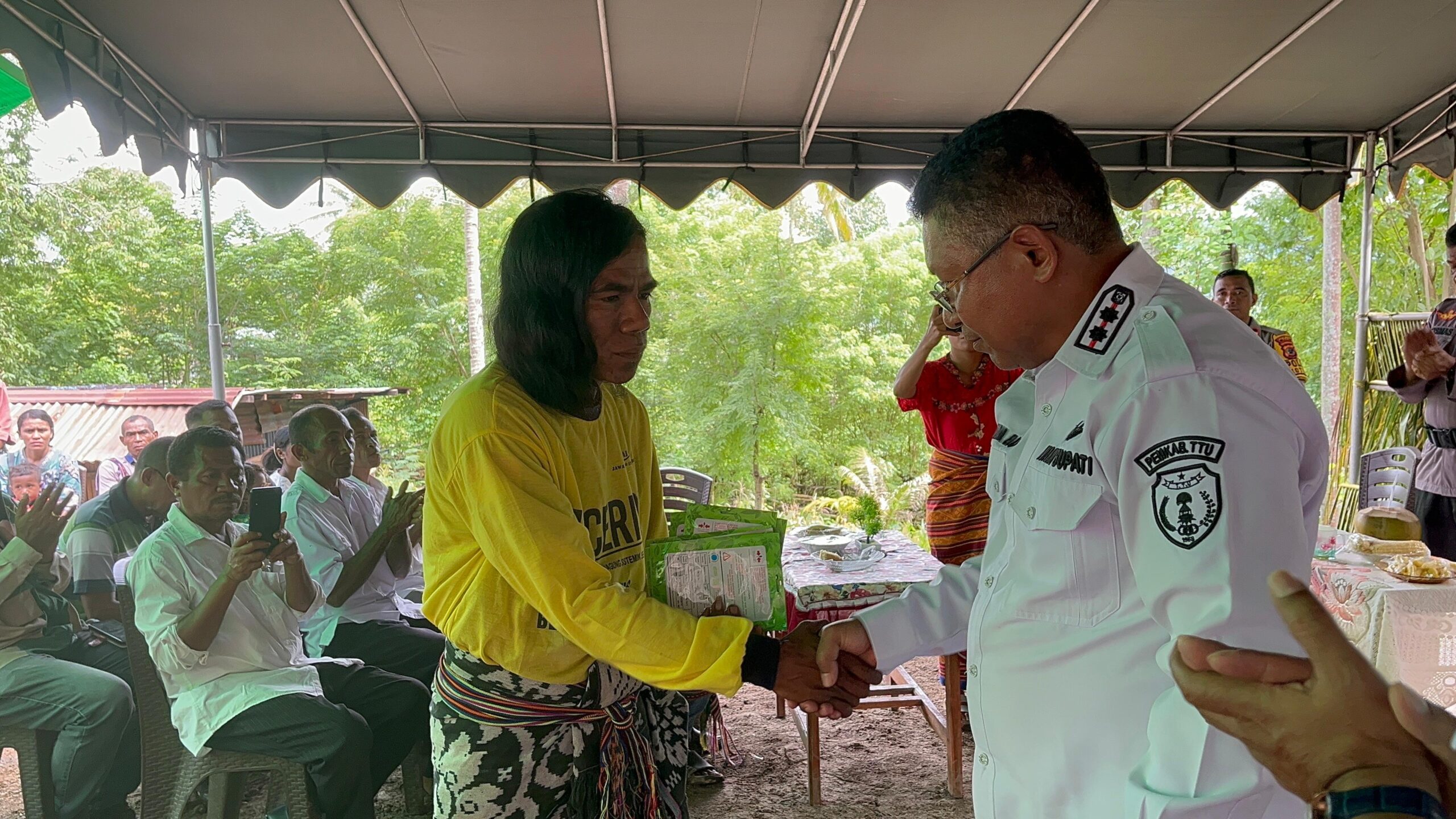 Pemkab TTU Serahkan Bibit Sayuran dan Pupuk Organik Eco Enzyme kepada BUMDes Nainaban