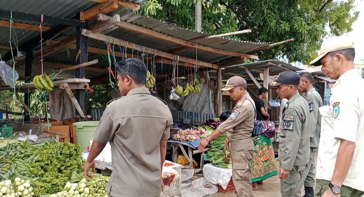 Satpol PP TTU Tertibkan Pedagang di Pasar Baru Kefamenanu
