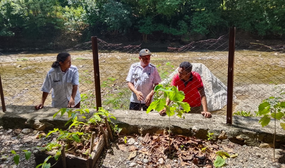 Giat BBGRM, Camat Insana dan Warga Tapenpah Tanam Jambu Air dan Bambu di Bantaran Kali Noenebu