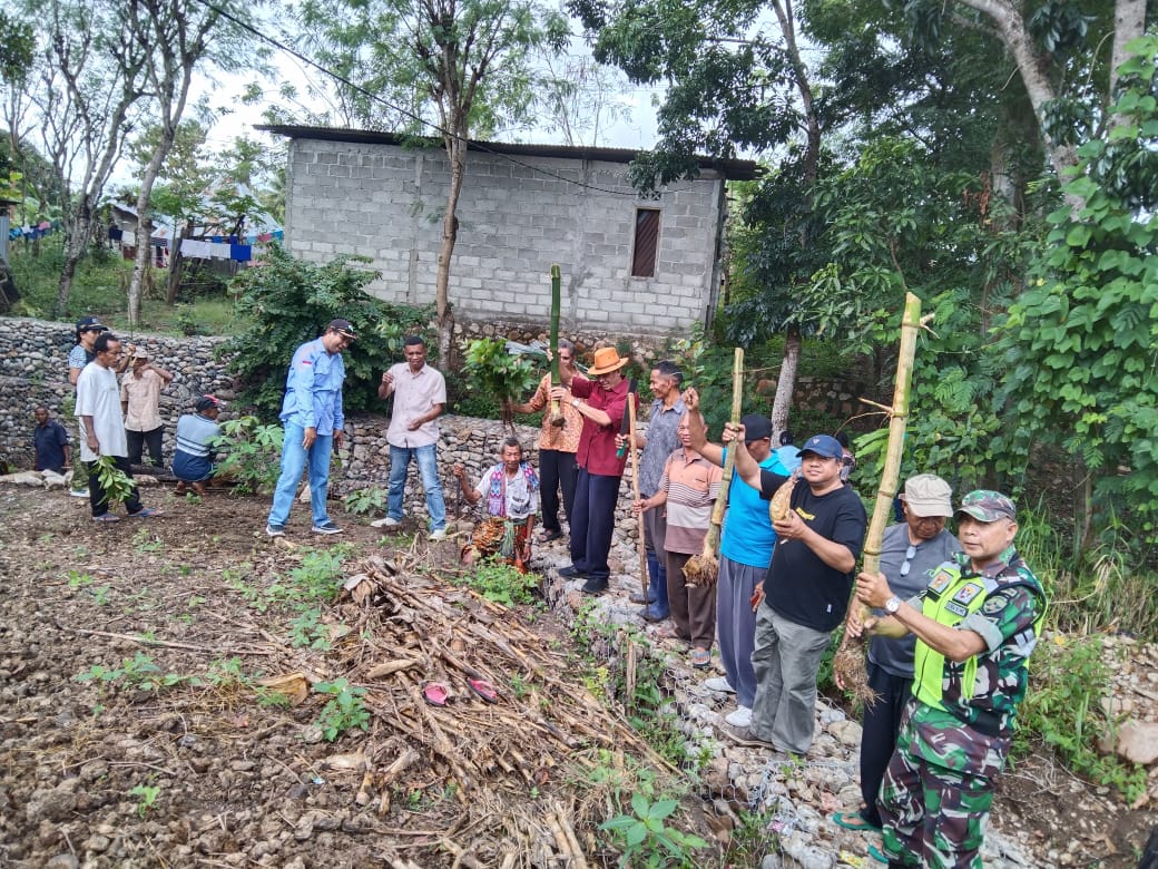 Insana Barat Canangkan BBGRM 2026, Warga Tanam Pohon di Bantaran Kali Haususu