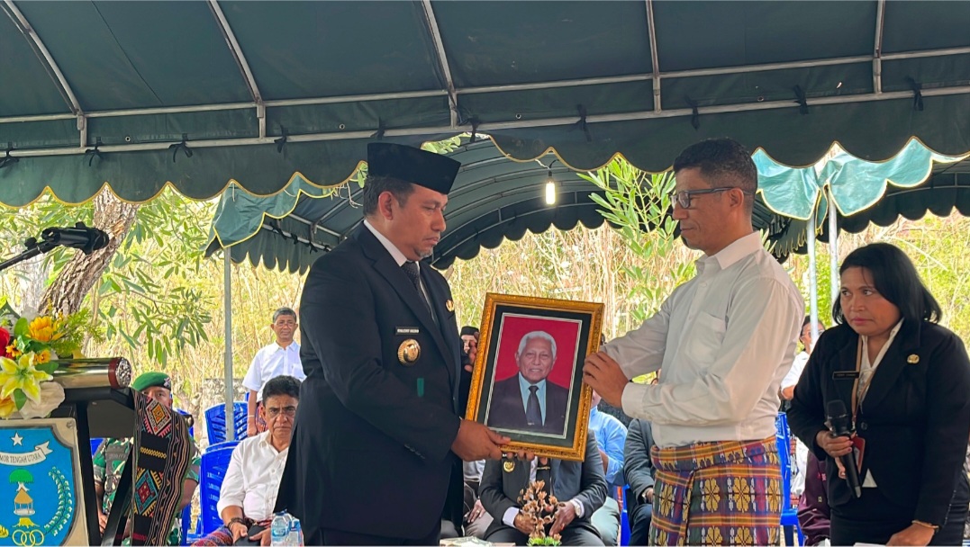 Bupati TTU Pimpin Upacara Penghormatan Terakhir Mantan Bupati Stefanus Paus Parera