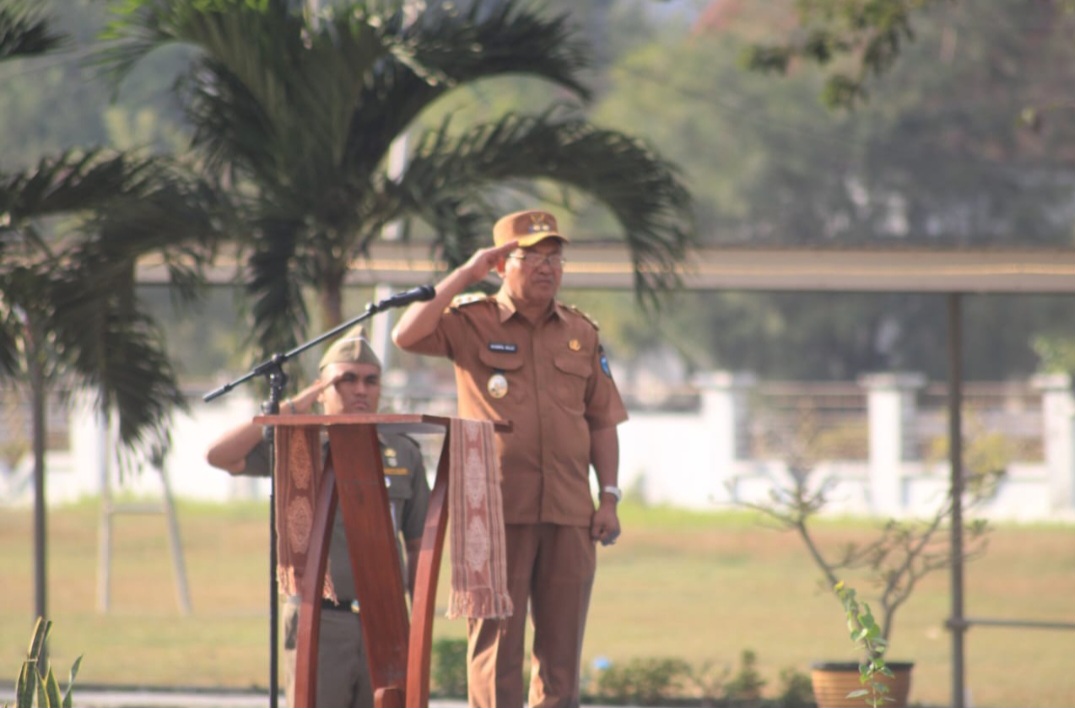 Wabup TTU Apresiasi Disiplin ASN Saat Upacara Senin, Tekankan Kepedulian Lingkungan dan Pengawasan Sekolah