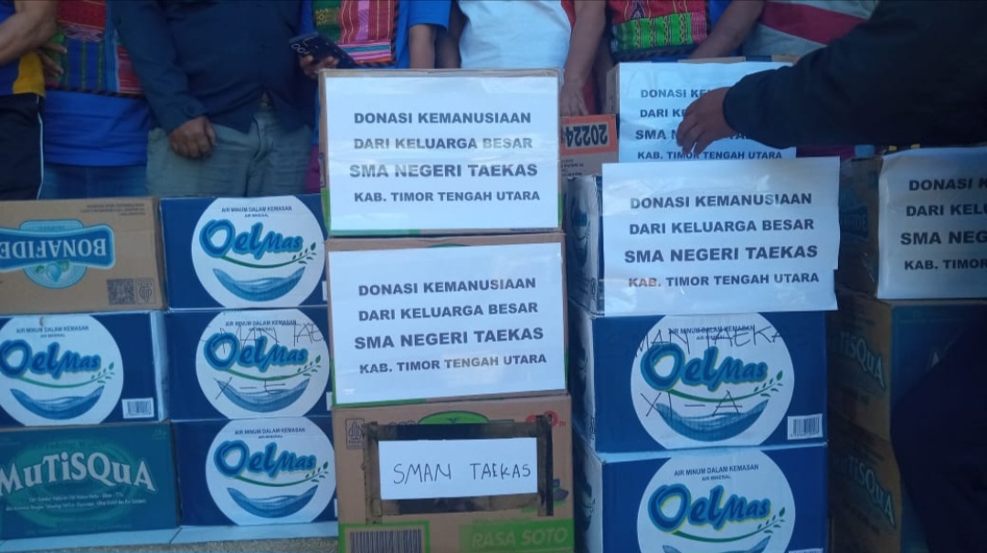 Peduli Korban Gempa Flores, SMA Negeri Taekas TTU Salurkan Bantuan Logistik