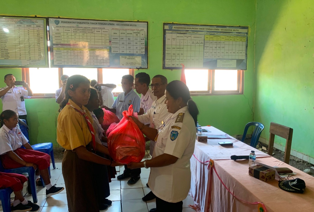 Dinsos TTU Salurkan Bantuan bagi 20 Anak Yatim Piatu di Mutis