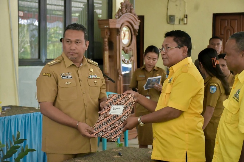 Serahkan Bantuan kepada 10 Parpol, Bupati Falen Ajak Perkuat Sinergi Pembangunan