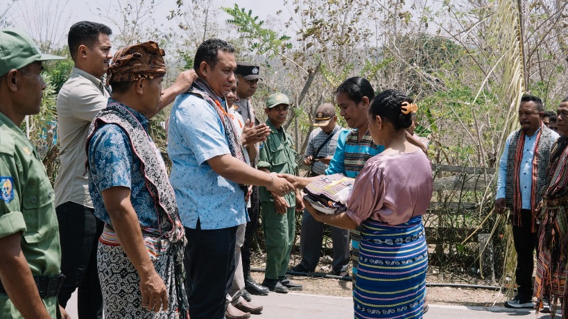 Dukung Pembangunan Rumah Ibadah, Bupati TTU Serahkan Bantuan Rp50 Juta